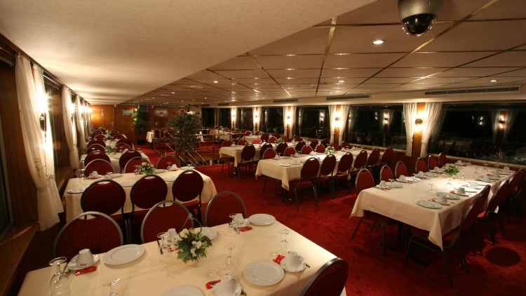 Cruise with dinner and live music on board in Oporto